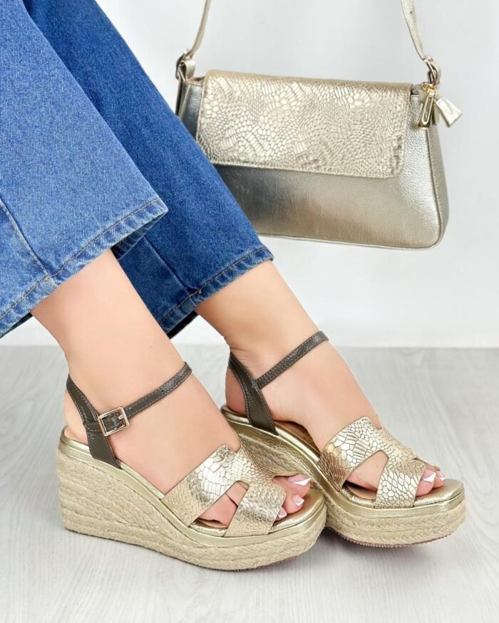 PLATAFORMAS EN CUERO DORADO POR CAFÉ 1143