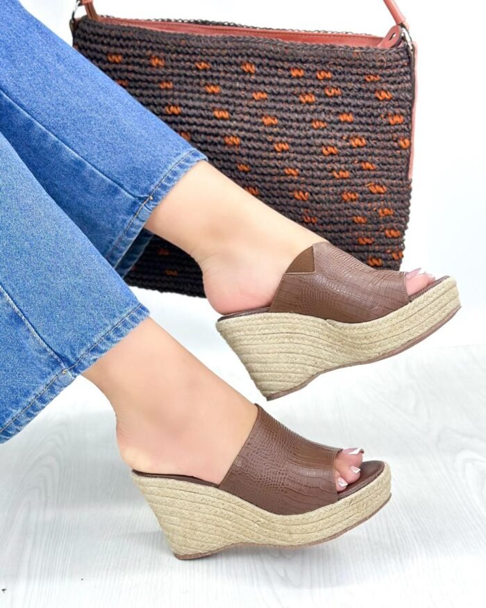 PLATAFORMAS EN CUERO CHOCOLATE W140