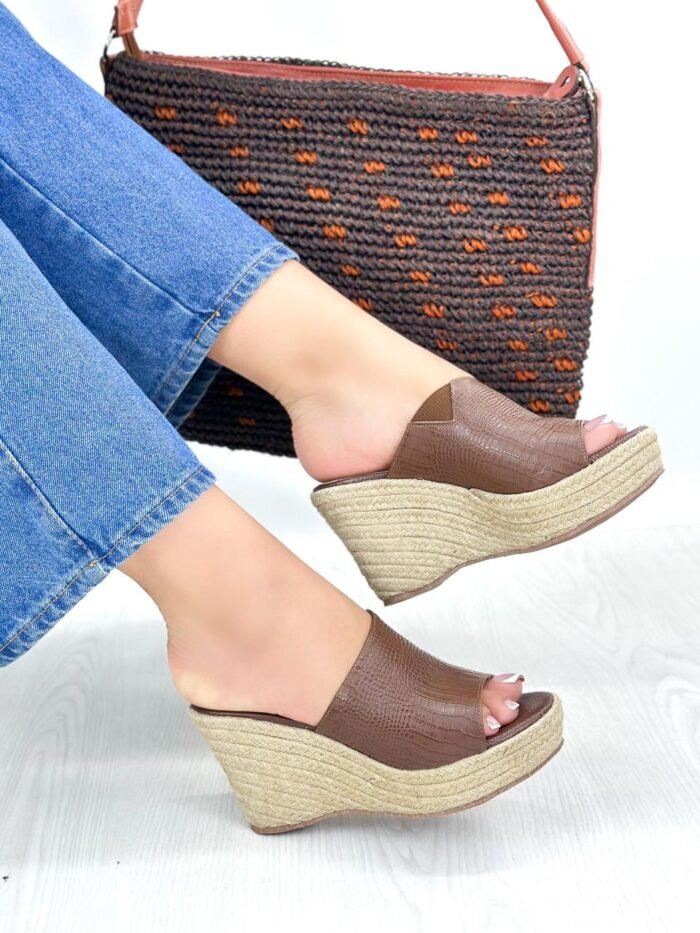 PLATAFORMAS EN CUERO CHOCOLATE W140