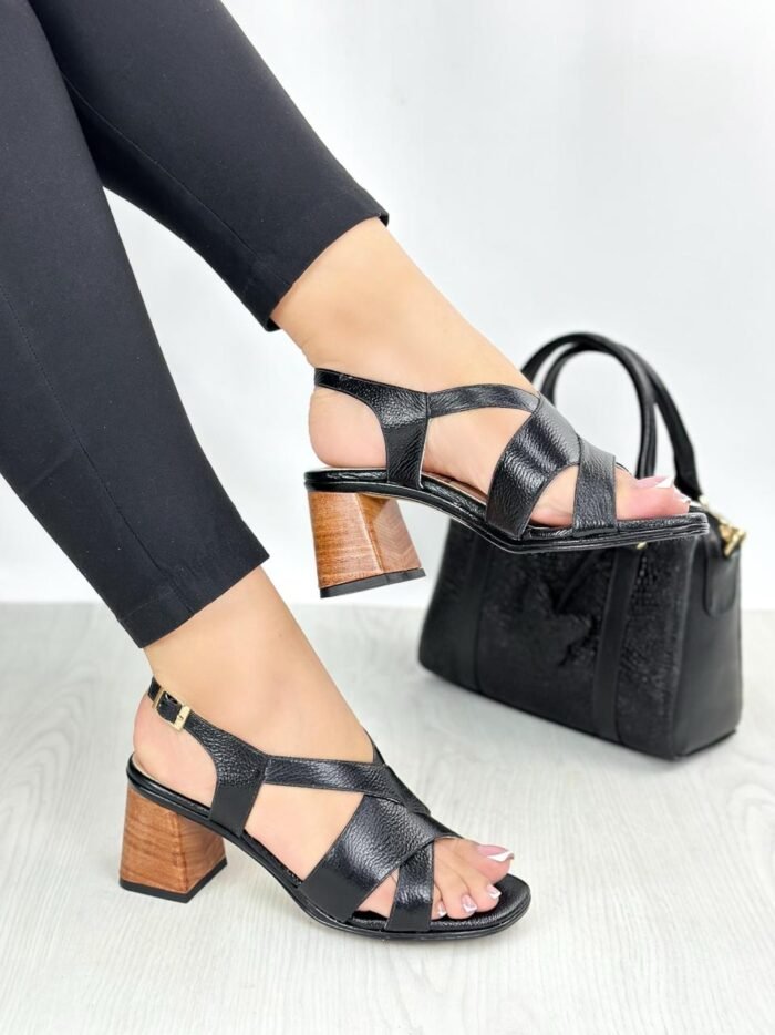 TACON EN CUERO NEGRO A15