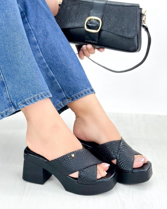 PLATAFORMAS EN CUERO NEGRO 441