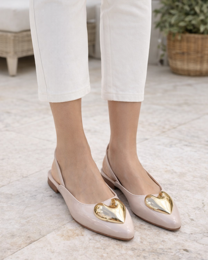 Baletas Slingback en Charol Nude con Corazón Dorado - 03