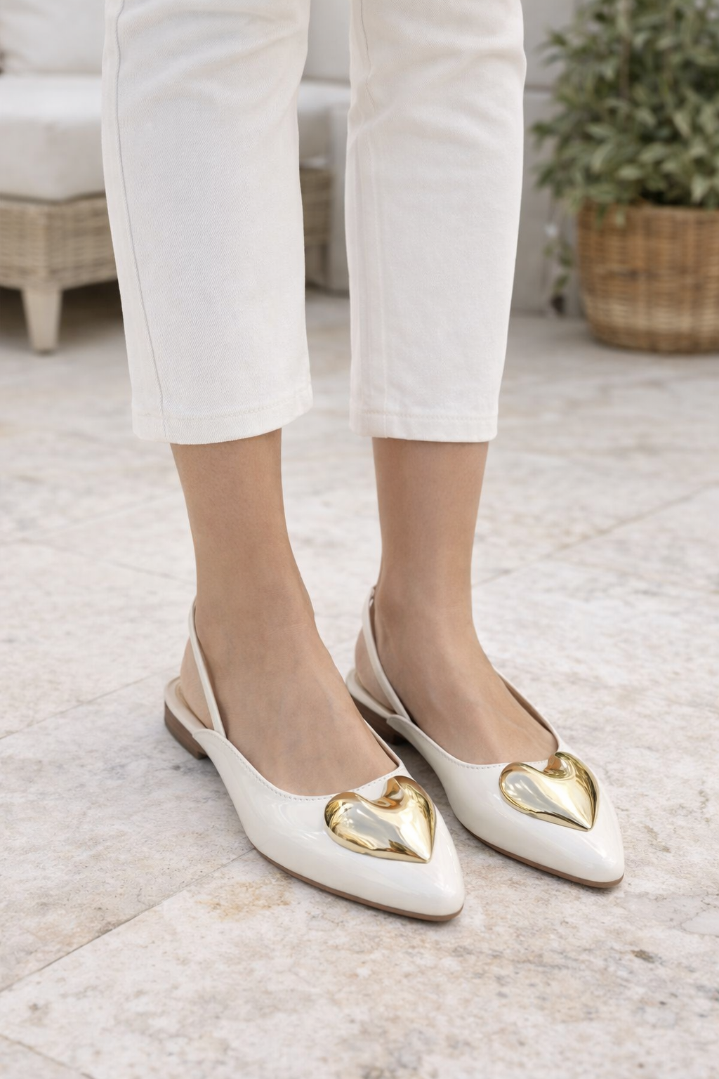 Baletas Slingback en Charol Talco con Corazón Dorado - 03