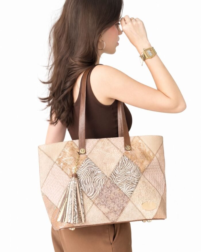 Bolso Amplio en Cuero Patchwork con Borla Aurora - NC-B022
