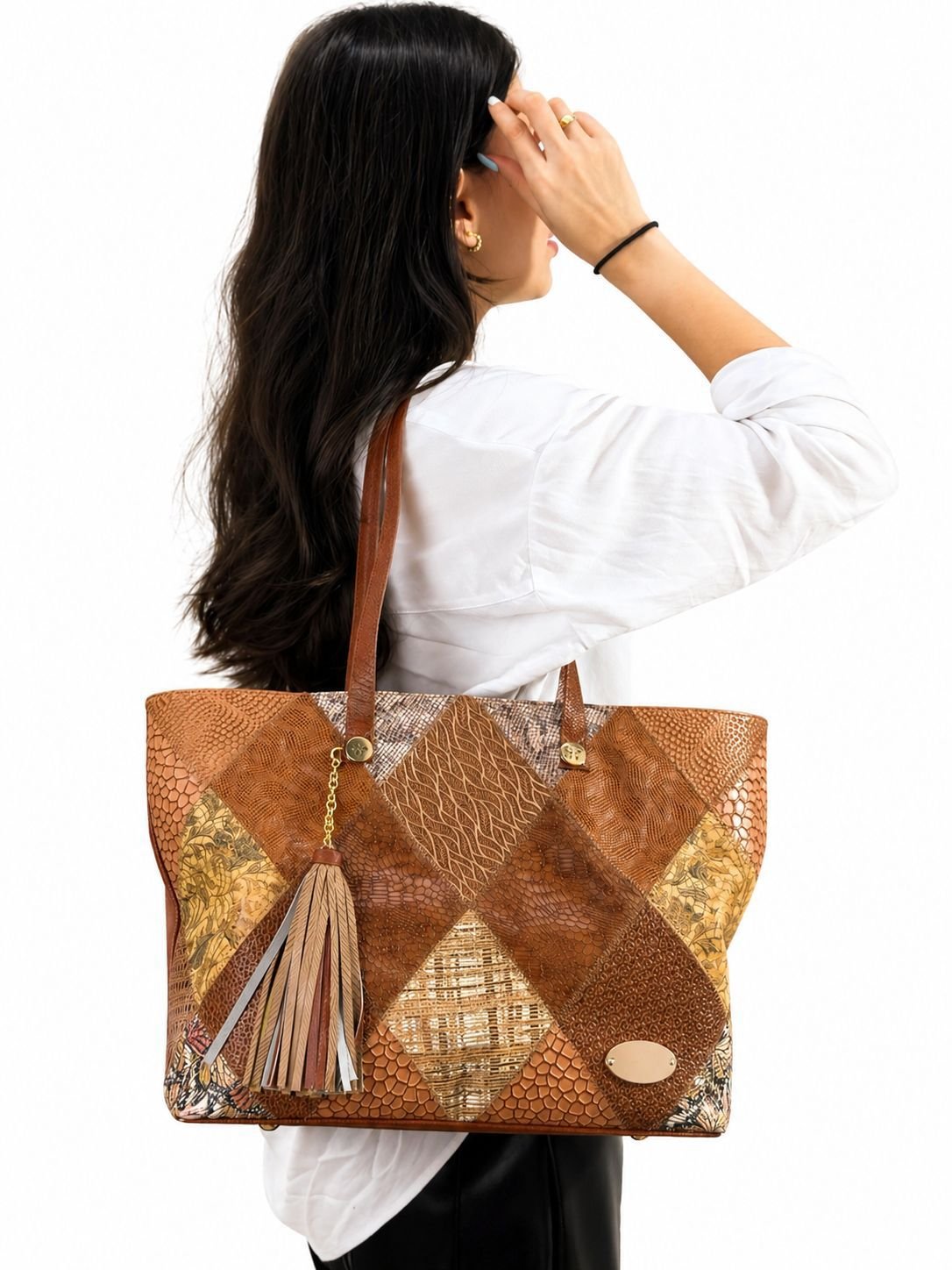 Bolso Amplio en Cuero Patchwork con Borla Aurora - NC-B022 - Image 4
