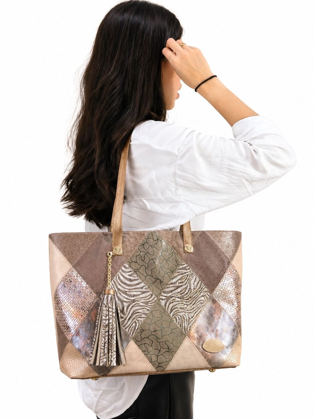 Bolso Amplio en Cuero Patchwork con Borla Aurora - NC-B022 - Image 3